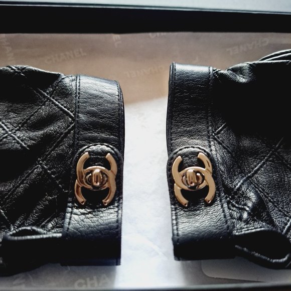 Chanel Lambskin Leather Black CC Quilted Fingerless Gloves Size 7 - Picture 3 of 12